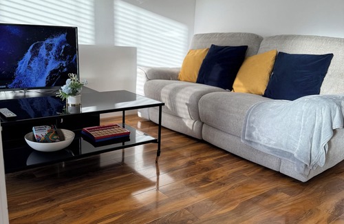 Luton Casa | Spacious Holiday Home near Luton Airport with free parking.