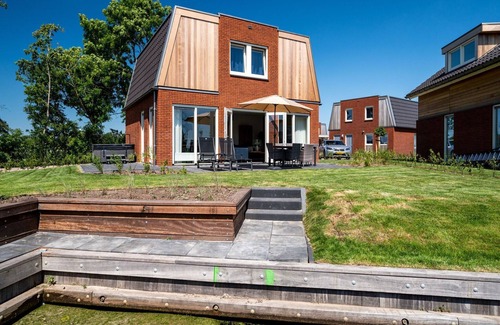 Akkrum Casa | Spacious holiday home with outdoor spa