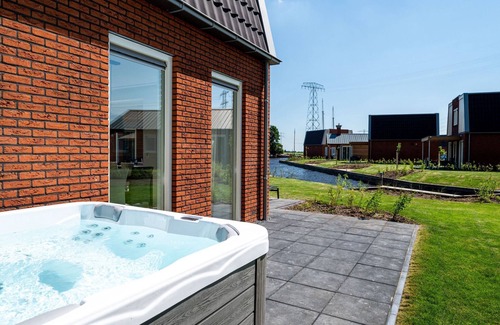 Akkrum Casa | Spacious holiday home with outdoor spa