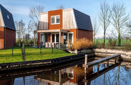 Akkrum Casa | Spacious holiday home with outdoor spa