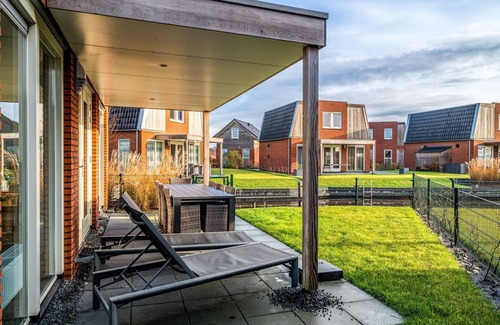 Akkrum Casa | Spacious holiday home with outdoor spa