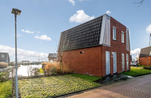 Akkrum Casa | Spacious holiday home with outdoor spa