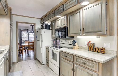 Eureka Springs Casa | Spacious Holiday Island Escape w/ Deck & Gas Grill