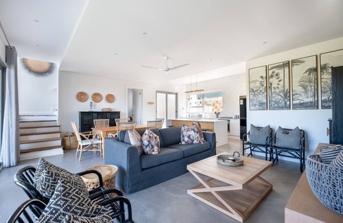 Salt Rock Apartamento | Spacious Holiday Home in Zululami | Private Pool
