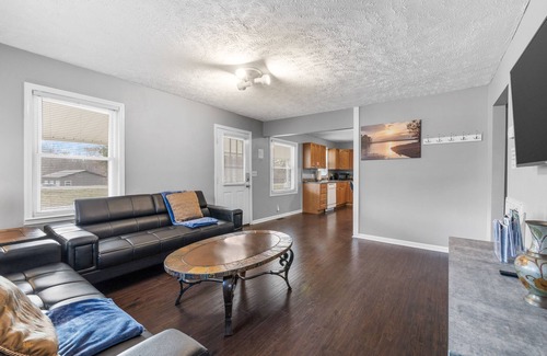 Clarksville Casa | Spacious home 10 minutes from downtown Clarksville TN in a quiet countryside.