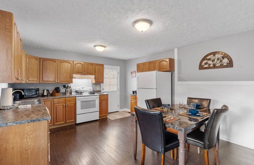 Clarksville Casa | Spacious home 10 minutes from downtown Clarksville TN in a quiet countryside.