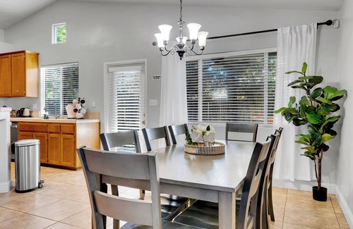Greenacres Casa | Spacious Home-BBQ,Ev,Comfy BEDS,Near Shops.
