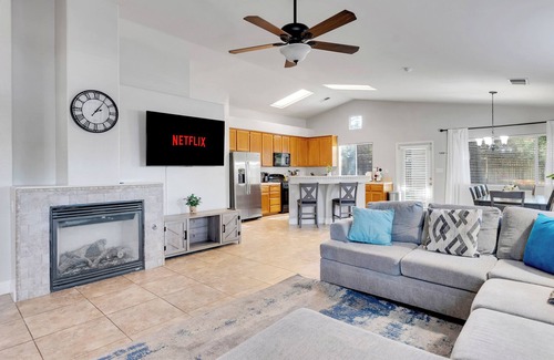 Greenacres Casa | Spacious Home-BBQ,Ev,Comfy BEDS,Near Shops.
