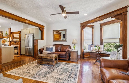Hough Casa | Spacious Home Chef's Kitchen, BBQ Grill, 5 Min Cle Clinic, Hot Tub, ADA, King