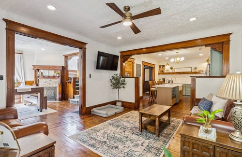 Hough Casa | Spacious Home Chef's Kitchen, BBQ Grill, 5 Min Cle Clinic, Hot Tub, ADA, King