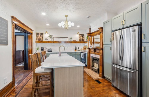 Hough Casa | Spacious Home Chef's Kitchen, BBQ Grill, 5 Min Cle Clinic, Hot Tub, ADA, King