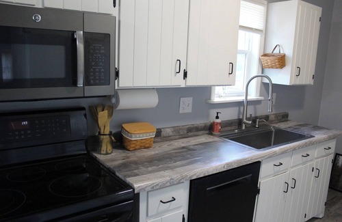 St. Robert Casa | Spacious Home Close to FLW