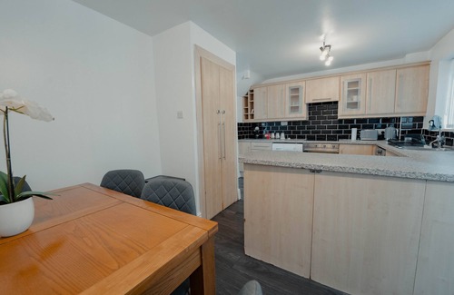 Sheffield Casa | Spacious home close to city centre, tram, hospitals, universities, Peak District