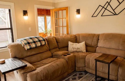 Dunsmuir Casa | Spacious Home; close to ski park, trails, downtown