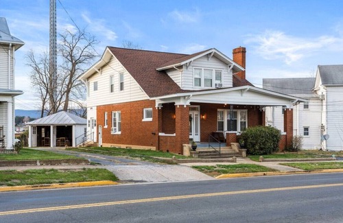 Luray Casa | Spacious Home Downtown - Walk to Parks & Shops