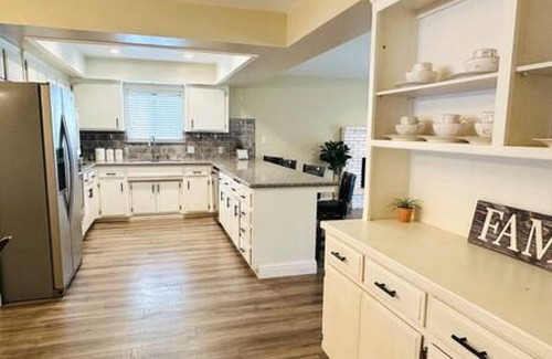 Greenacres Casa | Spacious home in Bakersfield