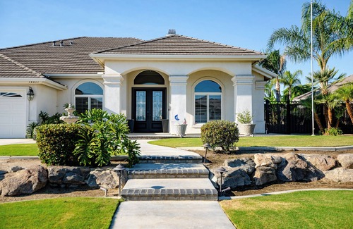 Rosedale Casa | Spacious Home in Beautiful NW Bakersfield with Pool Table
