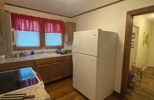 Summerlee Casa | Spacious home in quiet neighborhood. Fenced yard. Easy access to attractions.