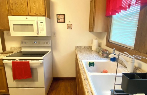 Summerlee Casa | Spacious home in quiet neighborhood. Fenced yard. Easy access to attractions.