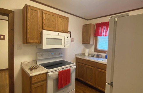 Summerlee Casa | Spacious home in quiet neighborhood. Fenced yard. Easy access to attractions.