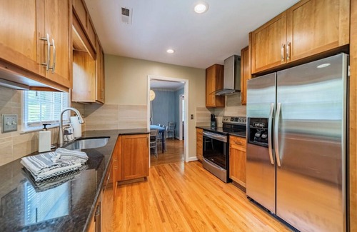 Olde Providence North Casa | Spacious Home in Superb Location near Golf, Fine Dining & Downtown
