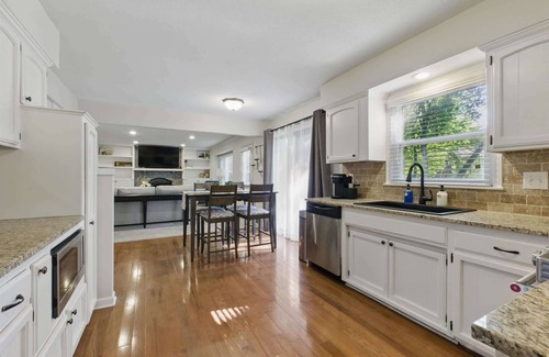 Overland Park Casa | Large Home in OP Fenced Yard King Beds GameRoom