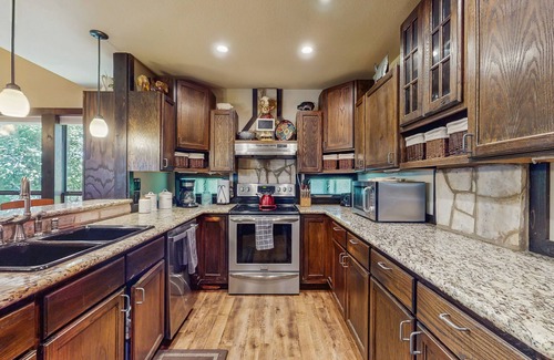 Gruene Casa | Spacious home including main and guesthouse with private Hot tub