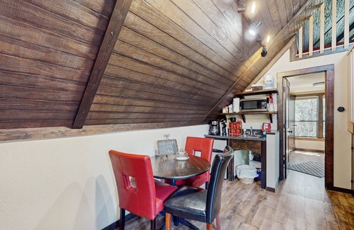 Gruene Casa | Spacious home including main and guesthouse with private Hot tub