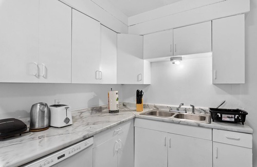 Detroit Casa | Spacious Home Newly Renovated Ideal for Long-Time Stays