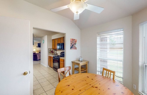 College Park Casa | Spacious Home on Corner Lot with Gas Fireplace & Big Fenced Yard