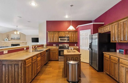 Watauga Casa | Spacious Home. Pool. Hot Tub. Grill. Pool Table. 4 Bed. 2 Bath.