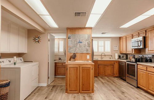 Kernville Casa | Spacious Home, Refreshing Unheated pool, Near the Kern River, EV charger