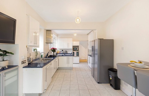 Golders Green Casa | Spacious Home sleeps 14 adults London