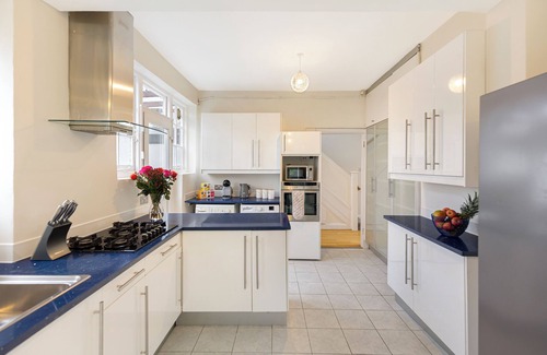 Golders Green Casa | Spacious Home sleeps 14 adults London
