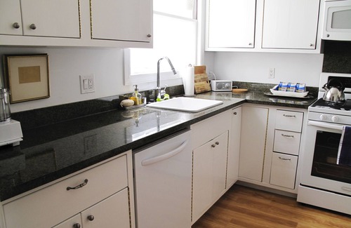 College Hill Casa | Spacious home. Stunning yard/decks. 3 bedrooms, including en suite. Near BART.