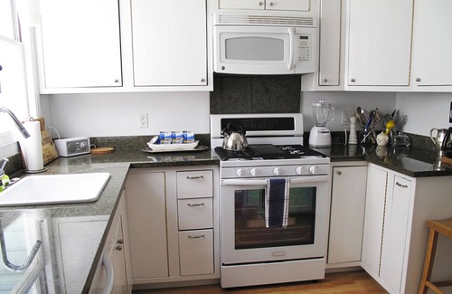 College Hill Casa | Spacious home. Stunning yard/decks. 3 bedrooms, including en suite. Near BART.