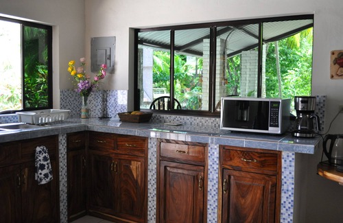 Tamanique Casa | Spacious “ Home,Sweet Home” 3 mins.from the beach .Close to restaurants ,stores