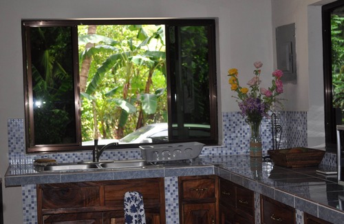Tamanique Casa | Spacious “ Home,Sweet Home” 3 mins.from the beach .Close to restaurants ,stores