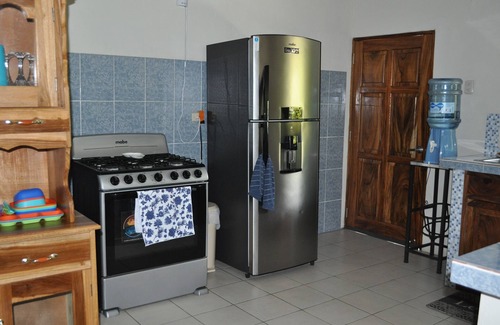 Tamanique Casa | Spacious “ Home,Sweet Home” 3 mins.from the beach .Close to restaurants ,stores