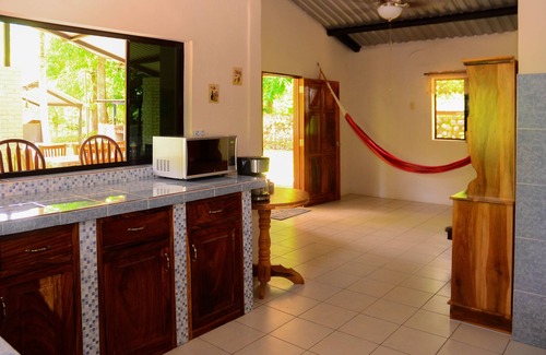 Tamanique Casa | Spacious “ Home,Sweet Home” 3 mins.from the beach .Close to restaurants ,stores