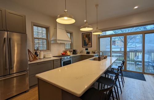 Rogers Park Casa | Spacious home w Chef’s Kitchen, Natural Light, Open Floor Plan, Ideal for Groups