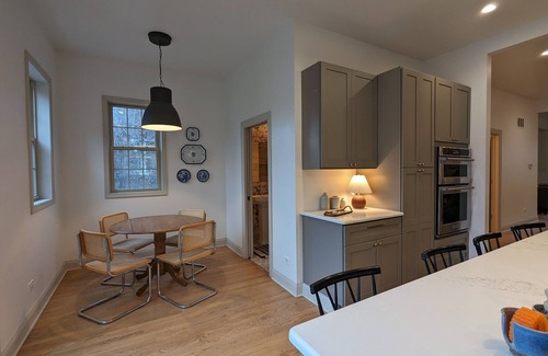 Rogers Park Casa | Spacious home w Chef’s Kitchen, Natural Light, Open Floor Plan, Ideal for Groups