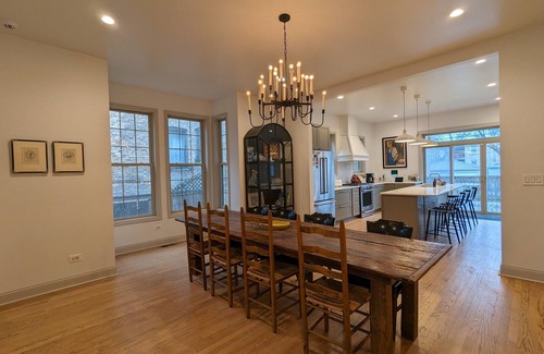 Rogers Park Casa | Spacious home w Chef’s Kitchen, Natural Light, Open Floor Plan, Ideal for Groups