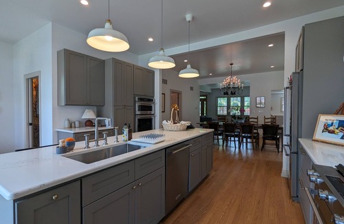 Rogers Park Casa | Spacious home w Chef’s Kitchen, Natural Light, Open Floor Plan, Ideal for Groups