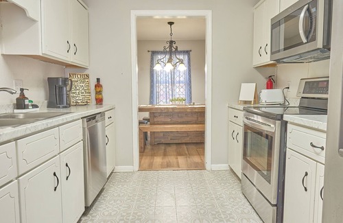 Hinesville Casa | Spacious Home w/ Coffee Bar & GameRoom near Ft. Stewart & Savannah