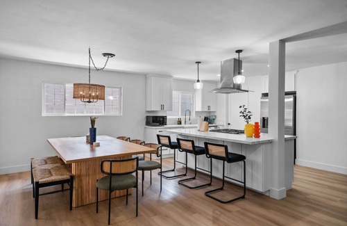 Oak Park Casa | Spacious Home w/ Hot Tub & Games 11 Min from Downtown
