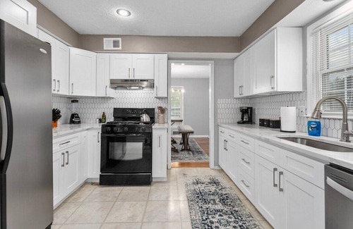 Overland Park Casa | Large Home in OP Fenced Yard 2LivingSpaces Pets