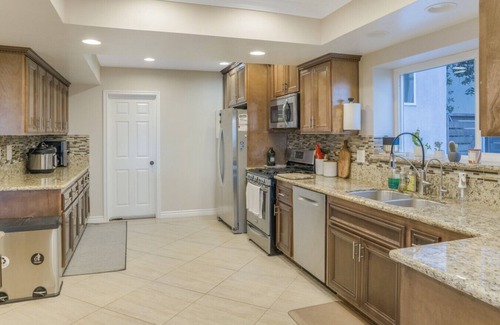 Lomita Casa | Spacious Home with Amazing Skyline & Mountain Views