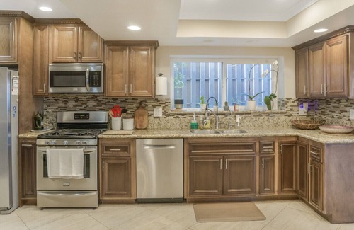 Lomita Casa | Spacious Home with Amazing Skyline & Mountain Views