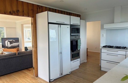 Wellington Casa | Spacious home with coastal views